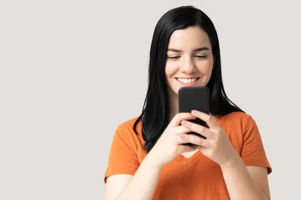 Söt Vit Ung Kvinna Ler När Messar Smartphone — Stockfoto