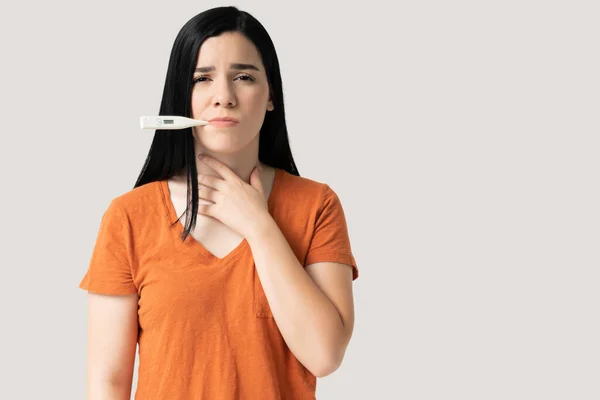 Giovane Donna Caucasica Che Controlla Temperatura Con Termometro Tocca Gola — Foto Stock