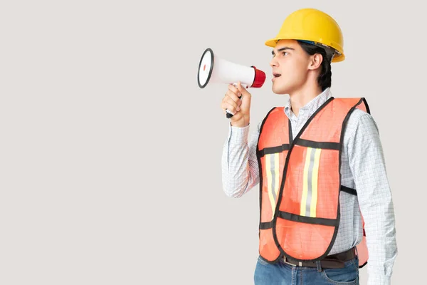 Hispânico Jovem Supervisor Construção Sexo Masculino Fazendo Anúncio Usando Megafone — Fotografia de Stock