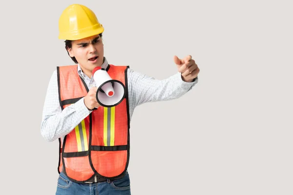 Capataz Masculino Latino Gesticulando Fazer Anúncio Usando Megafone Contra Fundo — Fotografia de Stock