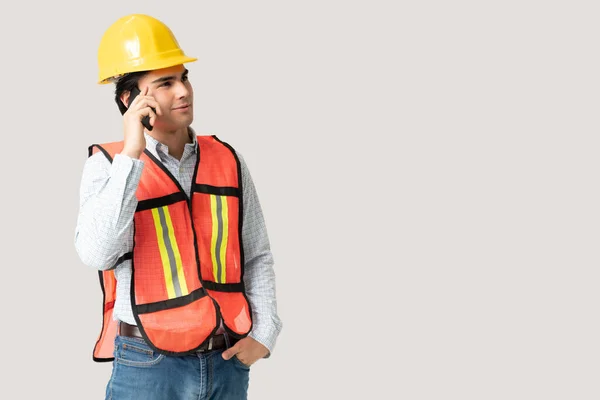 Jovem Engenheiro Civil Latino Olhando Para Longe Enquanto Falava Celular — Fotografia de Stock