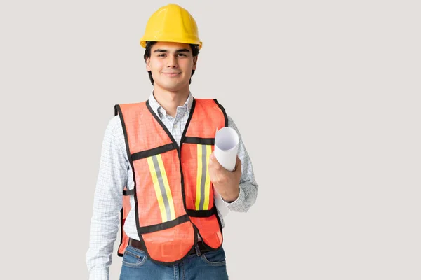 Sonriente Joven Ingeniero Latino Masculino Chaleco Reflectante Sosteniendo Plano Laminado — Foto de Stock