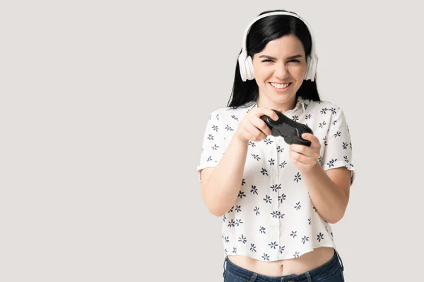 헤드폰을 컨트롤러로 비디오 게임을 아름다운 — 스톡 사진