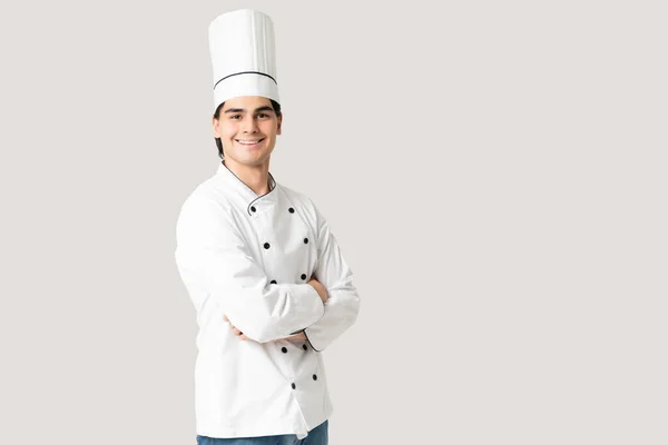 Chef Masculino Buen Aspecto Uniforme Sonriendo Mientras Está Pie Con —  Fotos de Stock