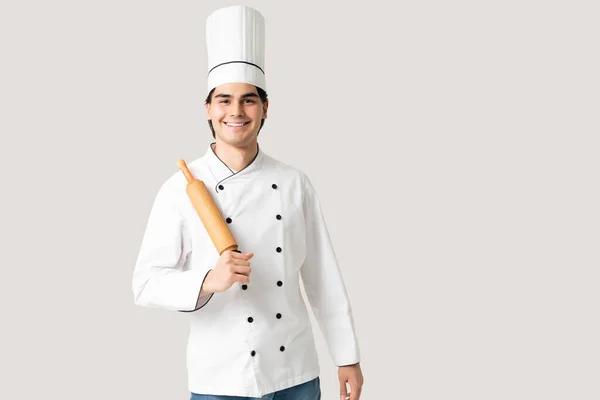Retrato Del Chef Latino Sonriente Sosteniendo Rodillo Mientras Está Pie — Foto de Stock