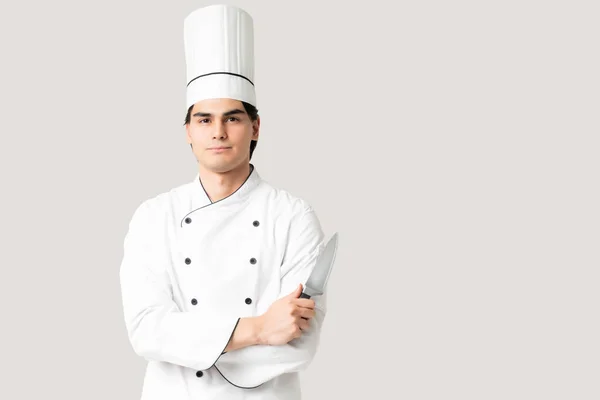 Chefe Masculino Confiante Uniforme Segurando Faca Enquanto Com Braços Cruzados — Fotografia de Stock