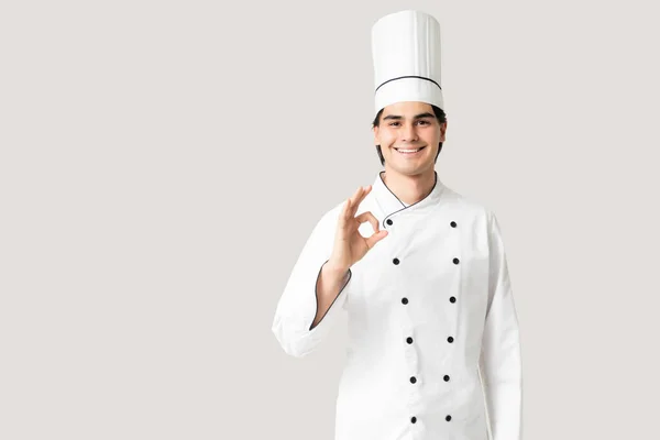 Lächelnder Junger Männlicher Koch Uniform Gestikuliert Studio — Stockfoto