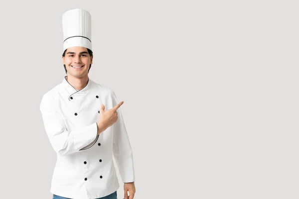Chef Masculino Hispano Atractivo Apuntando Con Dedo Hacia Espacio Blanco — Foto de Stock