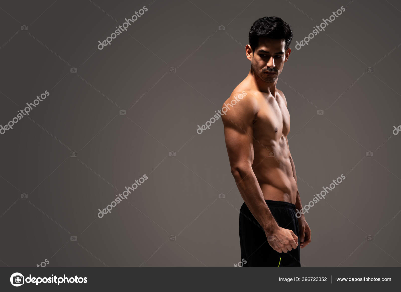 Vista Lateral Del Joven Latino Pantalones Cortos Hacia: fotografía de stock © tonodiaz #396723352 | Depositphotos