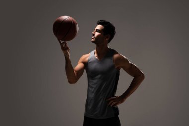 Yakışıklı genç basketbolcu parmağında dönen top