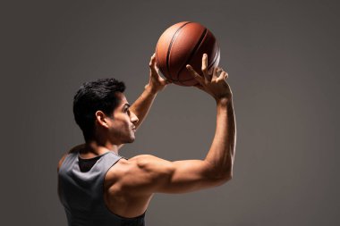 Stüdyoda çalışırken top atan İspanyol genç basketbolcu.