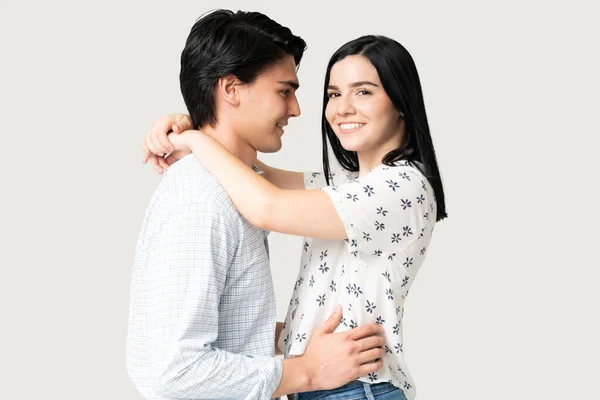 Sonriente Joven Atractiva Abrazando Hombre Hispano Contra Fondo Blanco —  Fotos de Stock