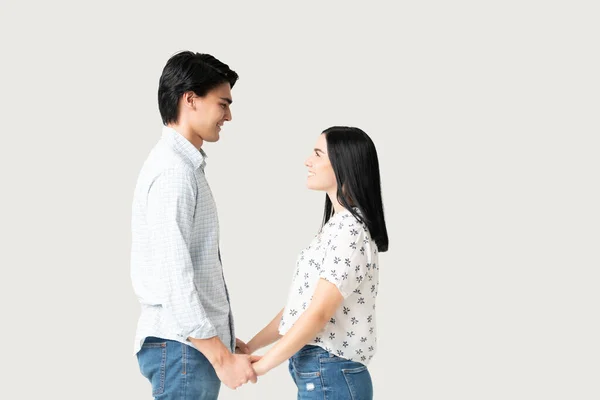 Vista Lateral Casal Jovem Romântico Mãos Dadas Cara Cara — Fotografia de Stock