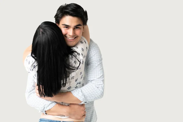 Gülümseyen Yakışıklı Spanyol Genç Adam Kız Arkadaşını Kucaklıyor — Stok fotoğraf
