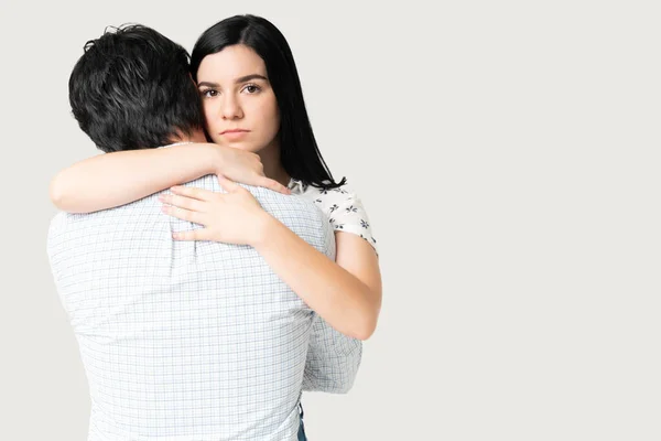 Hermosa Joven Mujer Buscando Infeliz Mientras Abrazo Novio — Foto de Stock