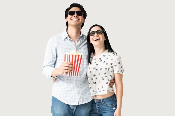 Fröhlich Freund Und Freundin Film Gucken Und Popcorn Essen Vor — Stockfoto