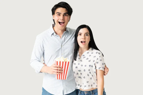 令人惊讶的年轻男友和女朋友在看电影时吃爆米花 — 图库照片