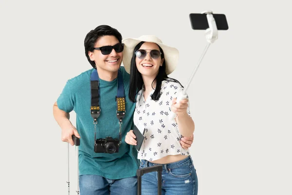 Smiling Young Woman Taking Selfie Man Smartphone Vacation — Stock Photo, Image