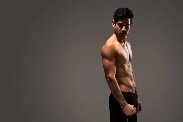 Vista Lateral Jovem Latino Musculoso Shorts Olhando Para Baixo — Fotografia de Stock