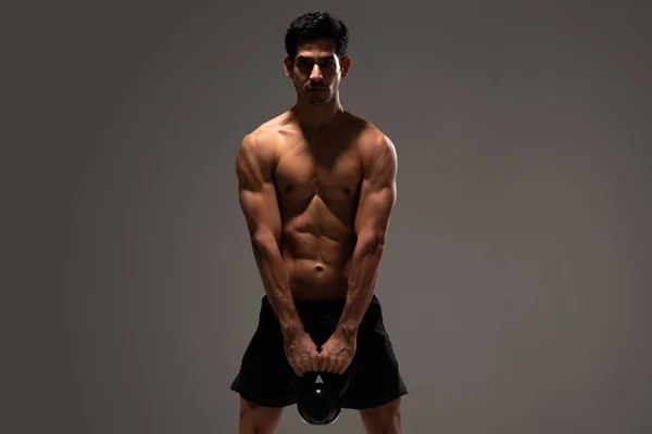 Shirtless Atleta Masculino Muscular Shorts Exercício Com Kettlebell — Fotografia de Stock