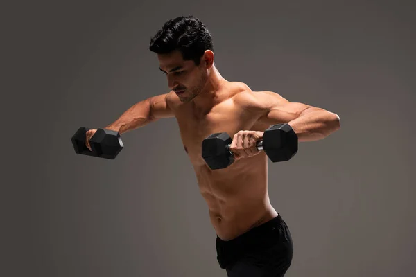 Bez Koszuli Przystojny Mężczyzna Atleta Robi Fitness Trening Studio Szarym — Zdjęcie stockowe