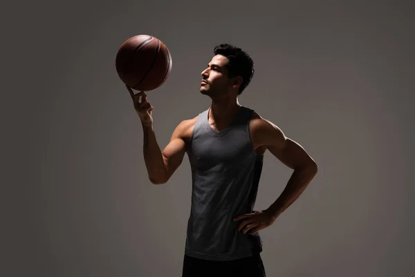 Bonito Jovem Jogador Basquete Masculino Girando Bola Seu Dedo — Fotografia de Stock