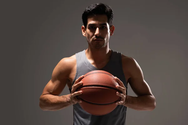 坚定的拉丁年轻篮球运动员持球的肖像 — 图库照片