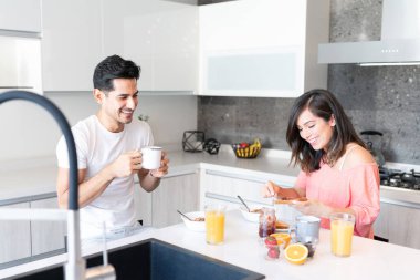 Kız arkadaşına bakan yakışıklı adam evde ekmeğe reçel sürüyor.