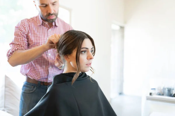 Atractiva Joven Mujer Consiguiendo Corte Pelo Hecho Por Peluquero Masculino — Foto de Stock