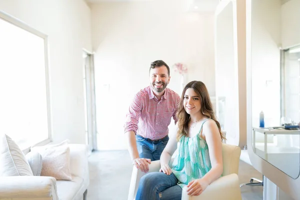 Portret Van Aantrekkelijke Jonge Vrouw Met Mannelijke Kapper Bij Schoonheidssalon — Stockfoto