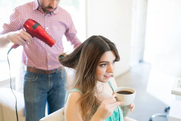 Cabeleireiro Masculino Usando Secador Cabelo Cabelo Jovem Cliente Bebendo Café — Fotografia de Stock