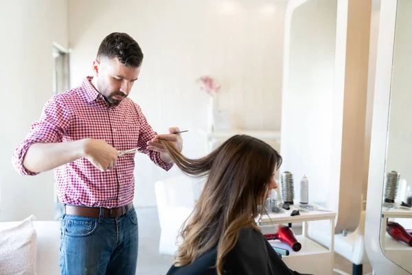 美容室で女性の顧客の良い外見男性美容師カッティング髪 — ストック写真