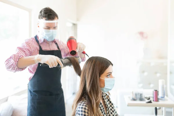 Cabeleireiro Masculino Usando Secador Cabelo Cliente Feminino Estúdio Beleza Durante — Fotografia de Stock