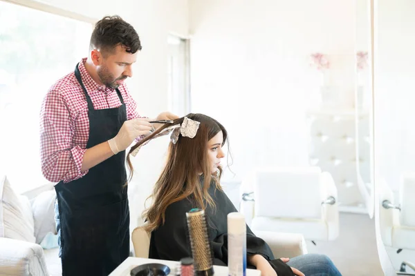 Latin Male Hairdresser Applying Dye Hair Young Woman Salon — Stock Photo, Image