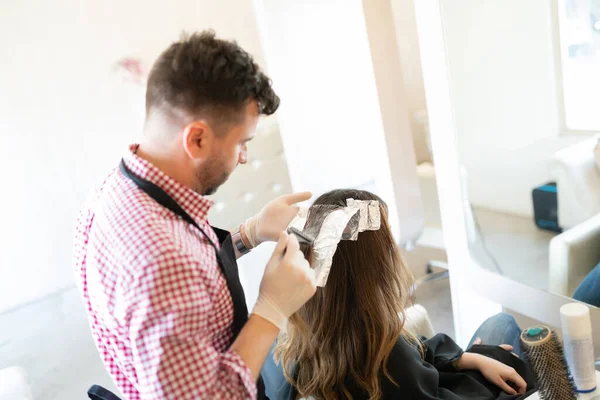 Young Woman Getting Hair Dyed Male Hairdresser Beauty Salon — Stock Photo, Image