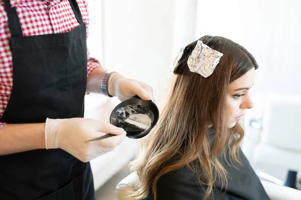 男理发师混合染发剂在女客户染发时的涂布 — 图库照片