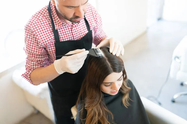 Caucásico Joven Mujer Consiguiendo Pelo Teñido Macho Hairstylist — Foto de Stock
