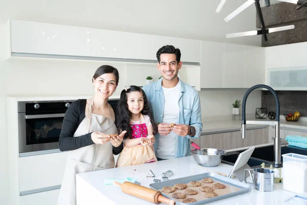 Portrait Famille Souriante Préparant Des Biscuits Dans Cuisine Maison — Photo