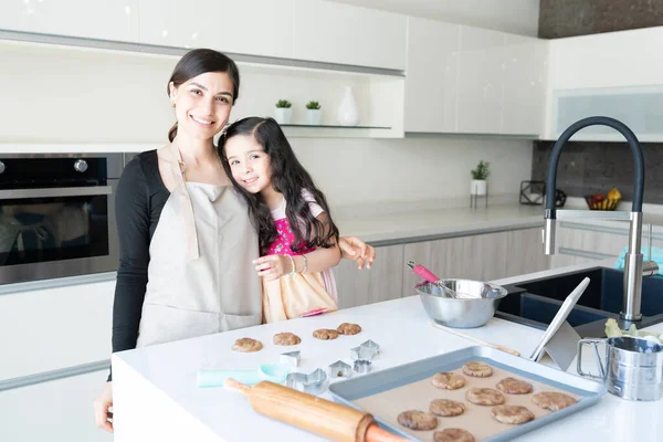 Mère Souriante Fille Mignonne Préparant Des Biscuits Îlot Cuisine — Photo