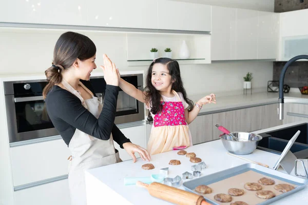 Весела Дочка Дає Ять Мамі Під Час Приготування Печива Кухонному — стокове фото