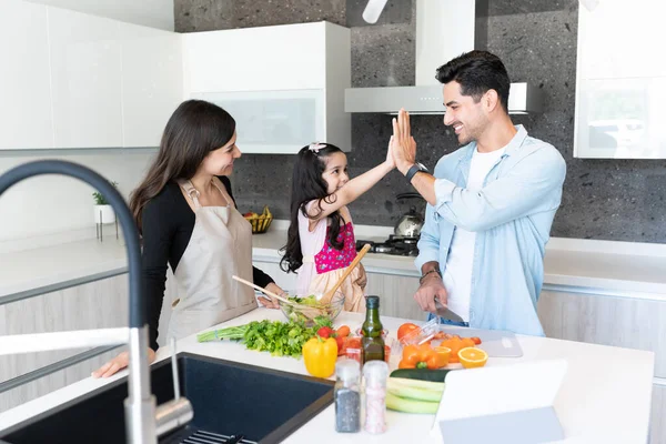 Mutlu Baba Evde Yemek Yapmayı Öğrenirken Kızına Beşlik Çakıyor — Stok fotoğraf