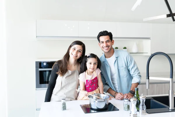 Uśmiechnięta Latynoska Rodzina Córką Gotującą Jedzenie Kuchni Domu — Zdjęcie stockowe