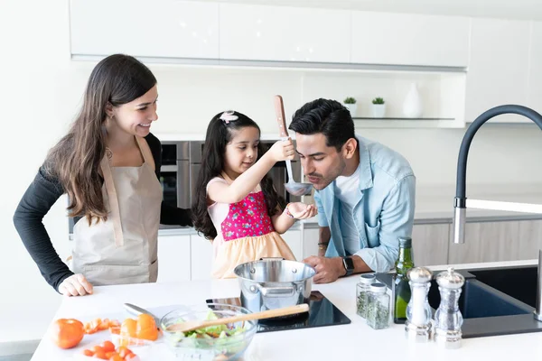 Père Dégustation Nourriture Préparée Par Jolie Fille Dans Cuisine — Photo