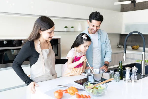 Sorridente Famiglia Latina Guardando Figlia Cucinare Cibo Cucina — Foto Stock