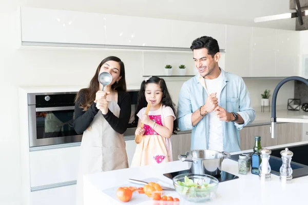 Famille Ludique Tenant Des Ustensiles Chantant Pendant Cuisson Dans Cuisine — Photo