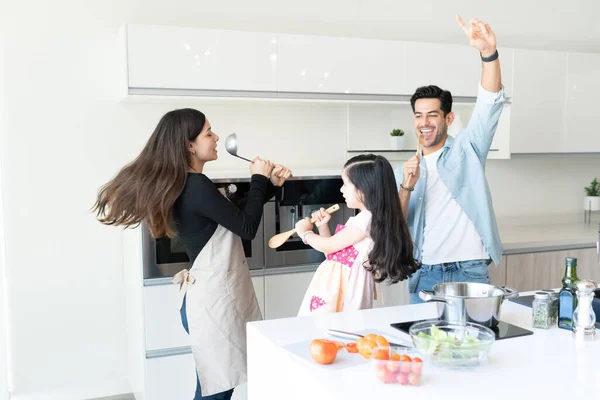 Famiglia Allegra Che Canta Balla Mentre Cucina Cibo Cucina — Foto Stock