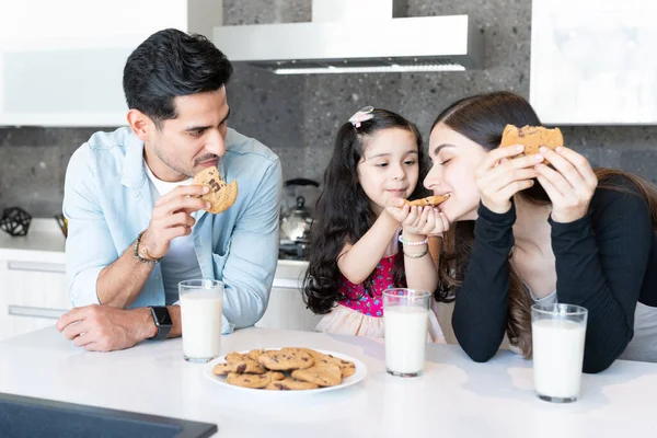 Latine Fille Alimentation Cookie Mère Tandis Que Assis Par Père — Photo