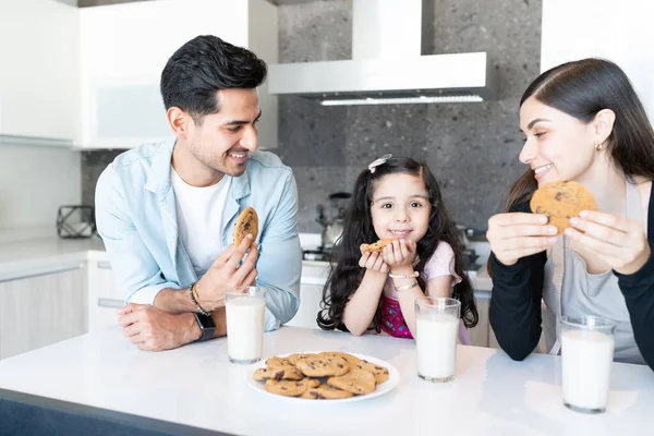 Fille Mignonne Manger Biscuit Fraîchement Fait Avec Famille Dans Cuisine — Photo