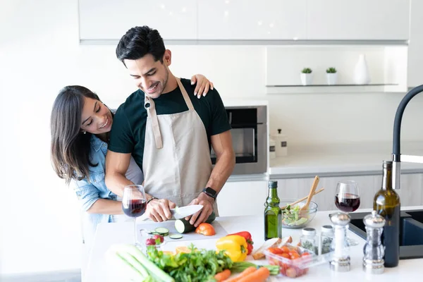 Latina Jovem Olhando Para Namorado Cortando Vegetais Ilha Cozinha — Fotografia de Stock