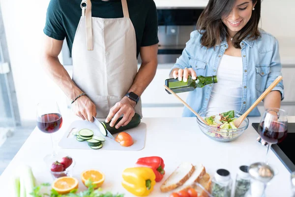 Giovane Coppia Preparare Insalata Verdure Isola Cucina — Foto Stock